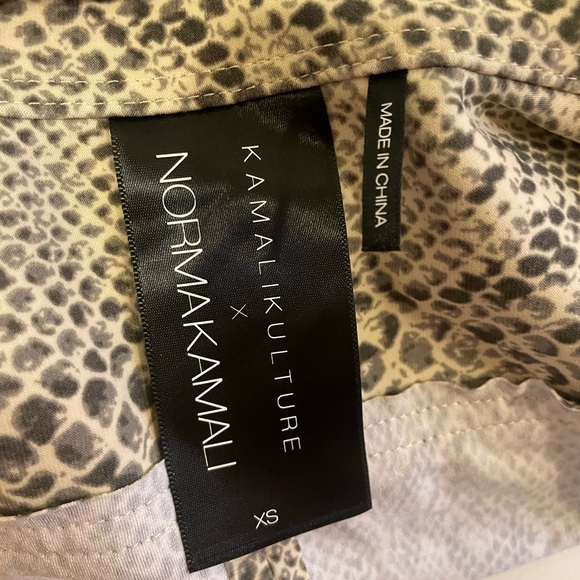 Norma kamali Womens Long-Sleeve Snake Print Button-Front Top - Neutral - Picture 2 of 13